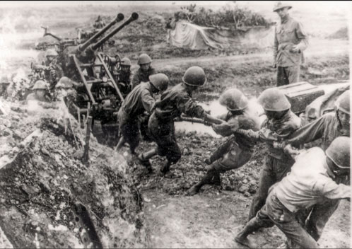 Pháo cao xạ ôm sát trận địa bảo vệ hoả lực của ta