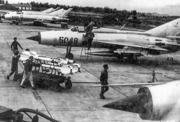 Các thợ máy ngày đêm phục vụ đơn vị không quân