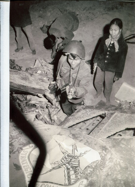 Chiếc máy bay B.52 đầu
                                    tiên bị tên lửa bắn rơI
                                    trên bầu trời Hà Nội