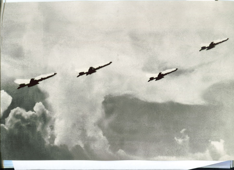 Máy bay của chúng ta xuất kích