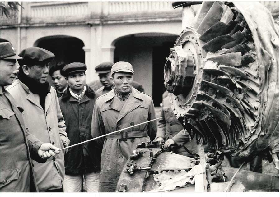 Bí Thư Lê Duẫn đứng cạnh xác máy bay B.52