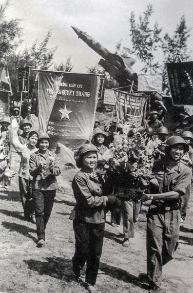 Quân dân thủ đô với niềm vui chiến thắng