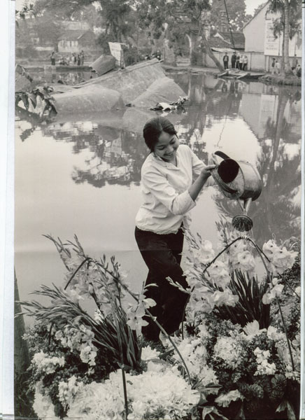 Hoa và người trước xác B.52