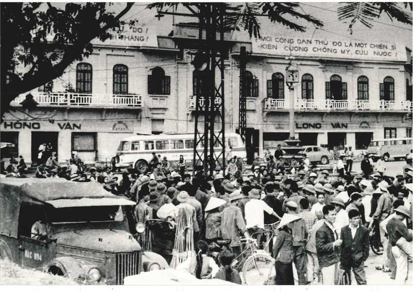 Người dân theo dõi diễn biến lễ ký kết hiệp định Paris