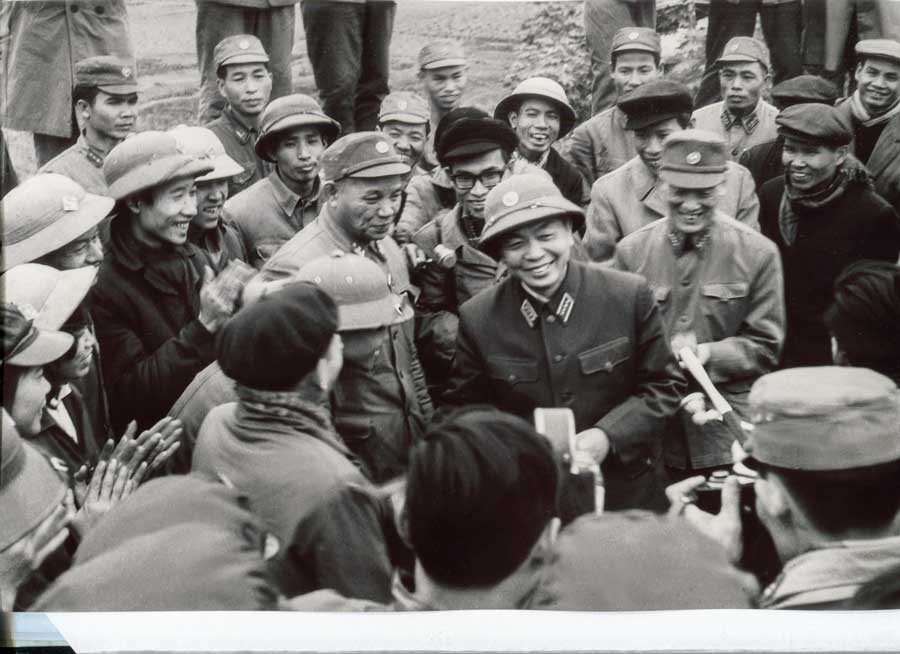 Tướng Giáp về thăm & biểu dương thành tích của đơn vị tự vệ khu phố K