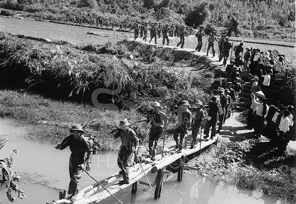 Các đoàn quân lên đường nhập ngũ